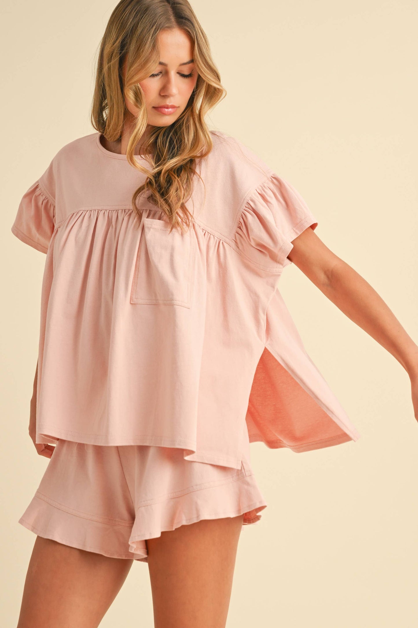 IST5851 PLEATED TUNIC BABYDOLL TOP AND RUFFLED SHORTS SET
: MAUVE / L