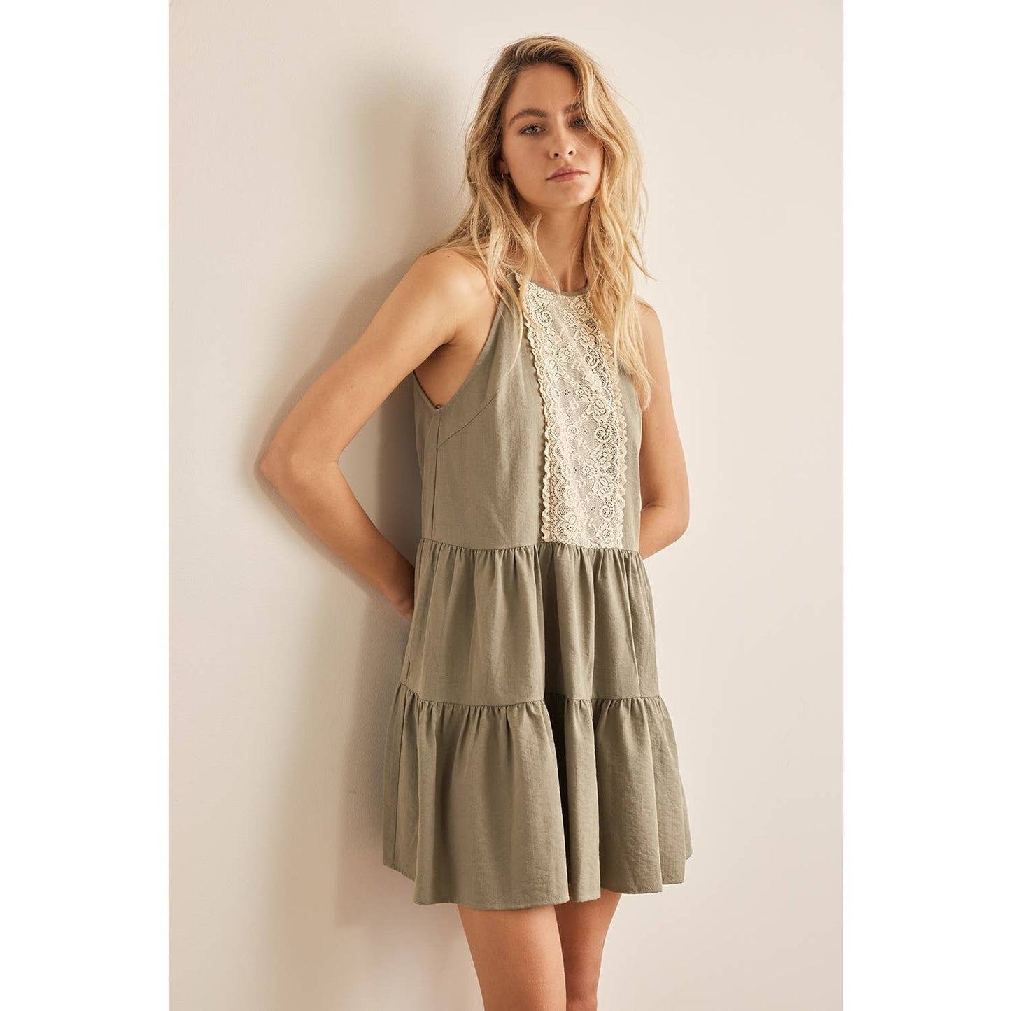 LACE CONTRAST HALTER NECK MINI DRESS WITH TIERED RUFFLES: CLAY / L