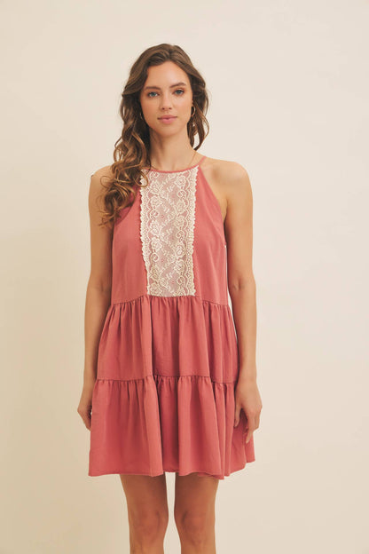 LACE CONTRAST HALTER NECK MINI DRESS WITH TIERED RUFFLES: CLAY / L