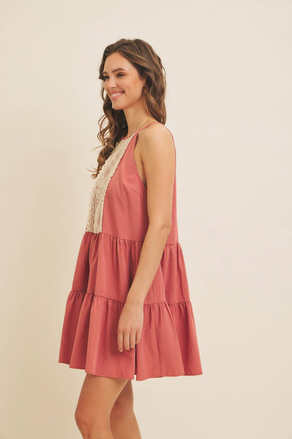 LACE CONTRAST HALTER NECK MINI DRESS WITH TIERED RUFFLES: CLAY / L