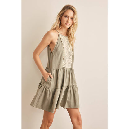 LACE CONTRAST HALTER NECK MINI DRESS WITH TIERED RUFFLES: CLAY / M