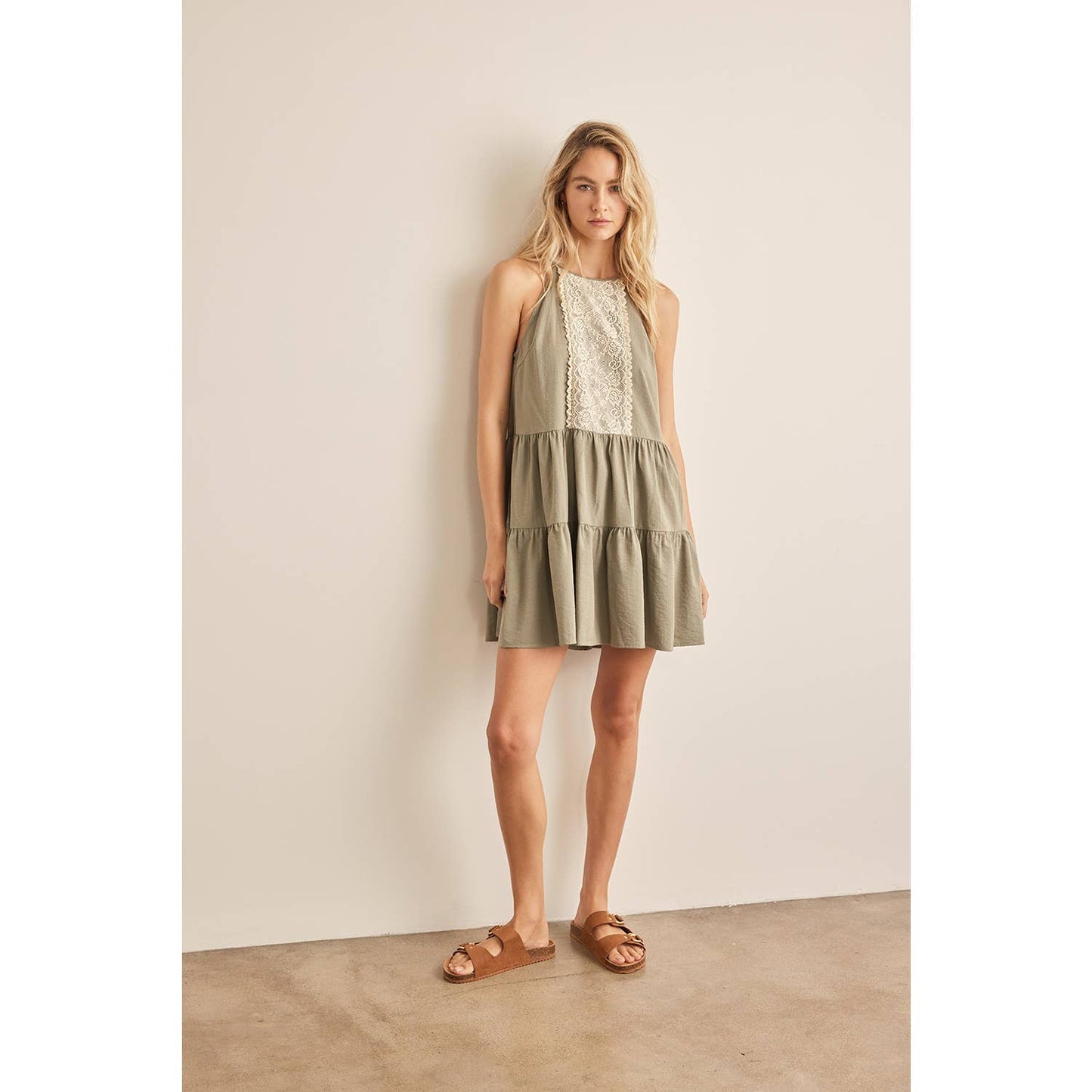 LACE CONTRAST HALTER NECK MINI DRESS WITH TIERED RUFFLES: CLAY / L