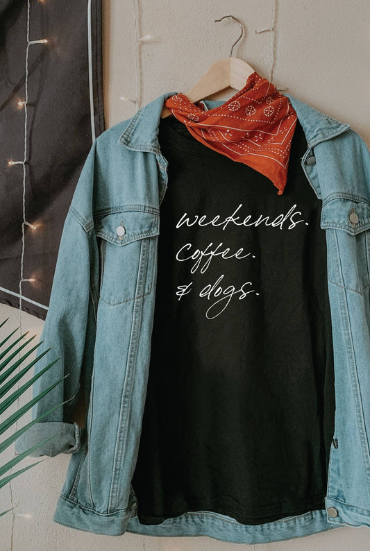 WEEKENDS COFFEE AND DOGS Graphic T-Shirt: BLACK / M
