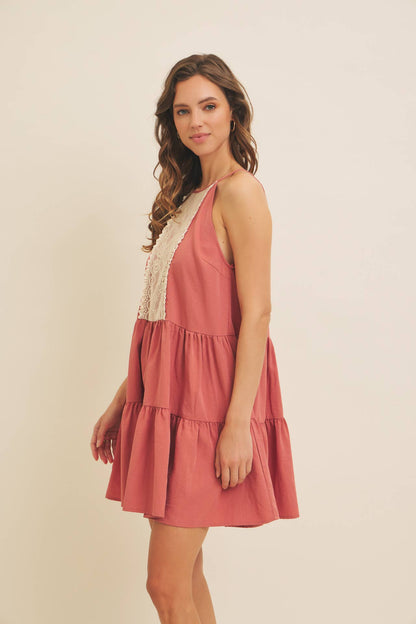 LACE CONTRAST HALTER NECK MINI DRESS WITH TIERED RUFFLES: CLAY / L