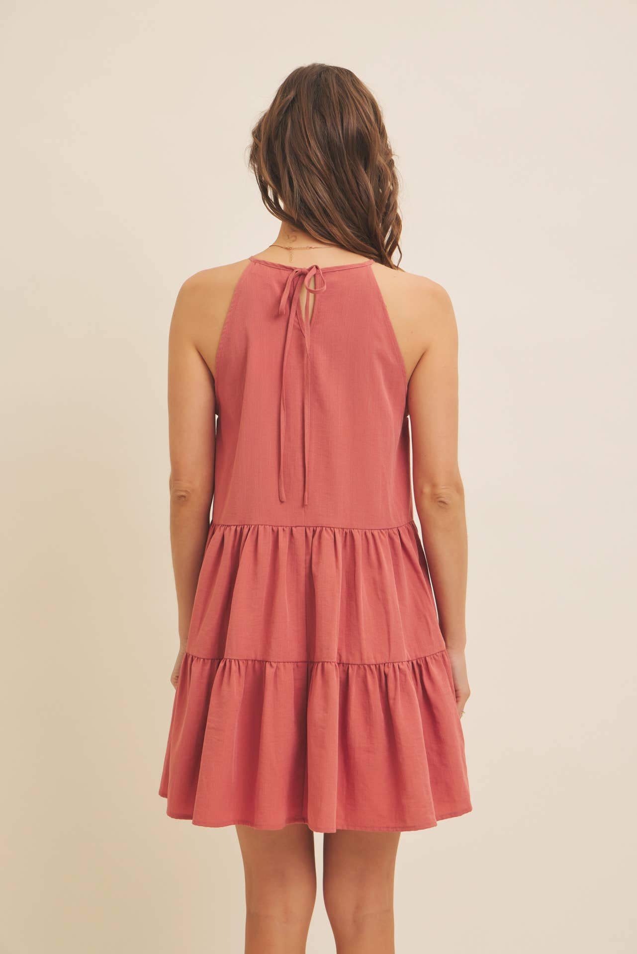 LACE CONTRAST HALTER NECK MINI DRESS WITH TIERED RUFFLES: CLAY / L