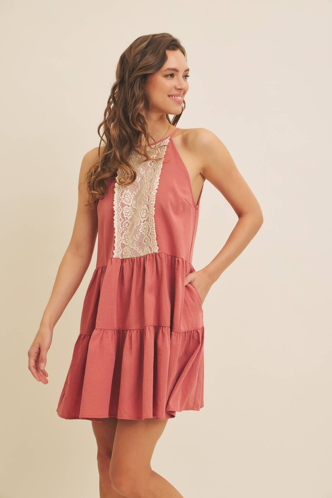 LACE CONTRAST HALTER NECK MINI DRESS WITH TIERED RUFFLES: CLAY / L